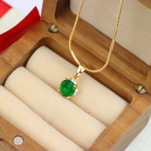 "Round Green Gemstone Pendant in Rose Gold – Elegant & Versatile, XPPT1325 - Picture 4 of 13